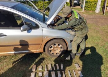 Gendarmes hallaron 71 kilos de marihuana ocultos en un auto