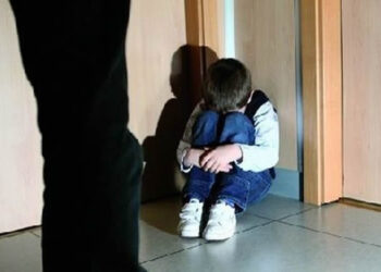 Un hombre invitó a dos nenes a su casa para jugar a las cartas y los violó