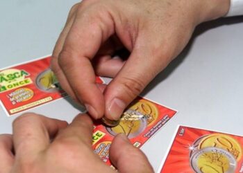 Un albañil ganó dos premios millonarios de la misma lotería y despertó las sospechas