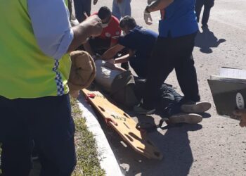 Corrientes: Cayó al asfalto por el paso de un camión y se quebró el cráneo
