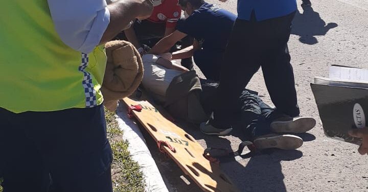 Corrientes: Cayó al asfalto por el paso de un camión y se quebró el cráneo