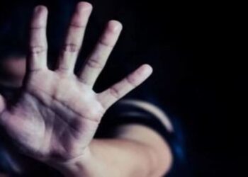 Obligó a su pareja a correr desnuda por el campo, la filmó y la golpeó con una caña de pescar