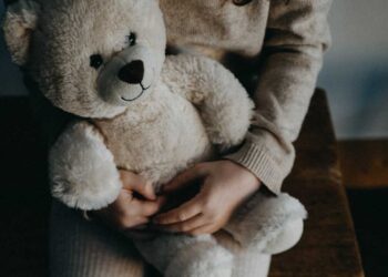 Le contó a sus compañeros que abusaba de su hijastra y lo denunciaron