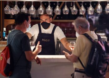 Esquina: extienden el horario de atención en Comercios y Casino