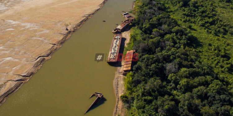 El basurero del río Paraná: registran pilas de barcazas abandonadas frente a Corrientes