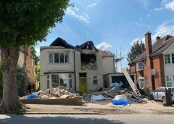Es albañil, no le pagaron por las refacciones de una casa y la destrozó