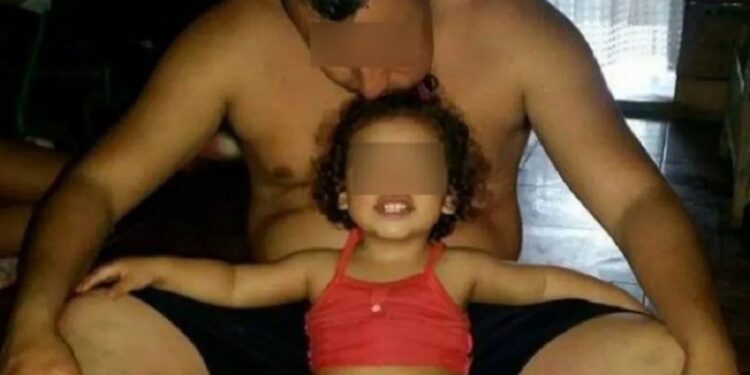 Un policía mató a su hija de 6 años de un disparo mientras discutía con su mujer