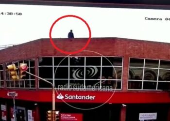 Corrientes: Captaron a un hombre en el techo de un banco y se dio a la fuga