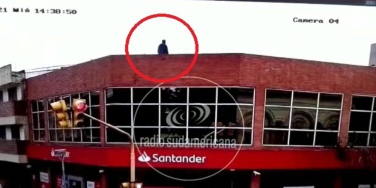 Corrientes: Captaron a un hombre en el techo de un banco y se dio a la fuga