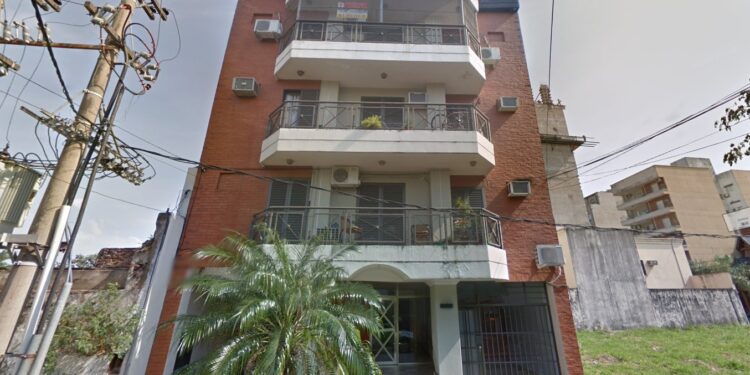 Murió tras caer desde el segundo piso de un edificio en Corrientes