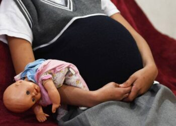 La violó, la embarazó, y la amenazó con sacarle el bebé si denunciaba