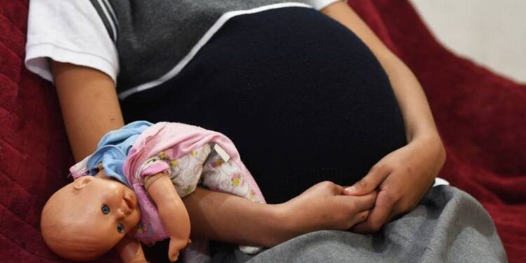 La violó, la embarazó, y la amenazó con sacarle el bebé si denunciaba