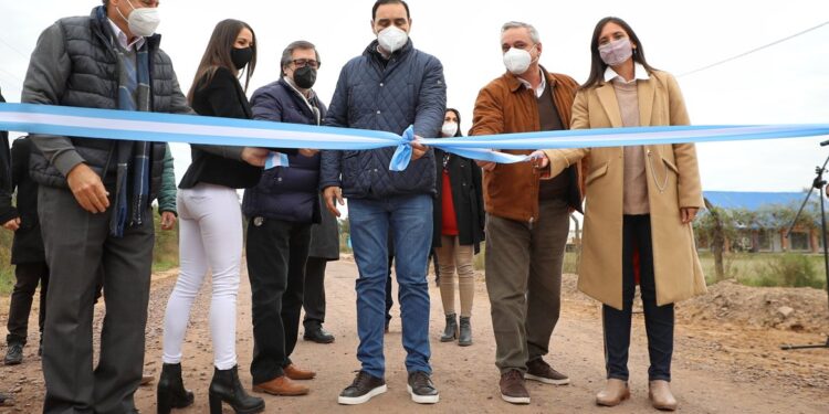 En Paso de la Patria, Valdés inauguró enripiado sobre ruta de acceso y SUM en el Centro de Conservación “Aguará”