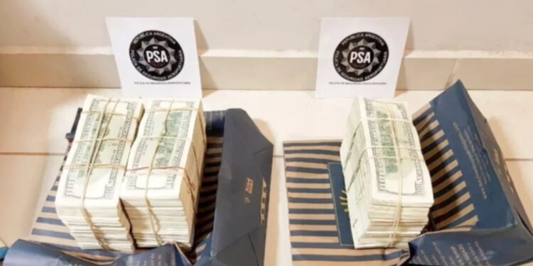 Quién es la mujer demorada con 430.000 dólares en Corrientes