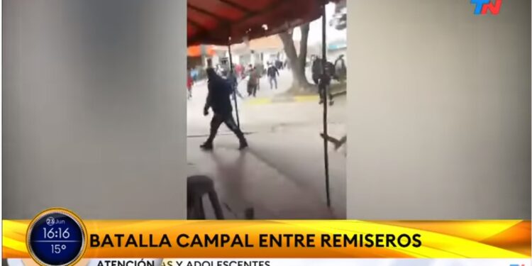 Video: batalla campal entre remiseros de la terminal