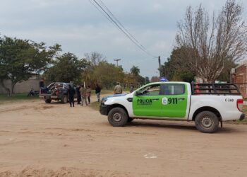 Accidente en Esquina: Una motocicleta terminó debajo de una camioneta