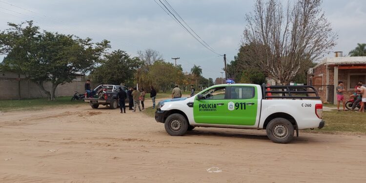 Accidente en Esquina: Una motocicleta terminó debajo de una camioneta