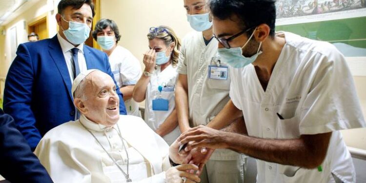 El papa Francisco reapareció en público tras la operación de colon