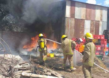 Corrientes: Rescataron a varias personas de un incendio en un depósito