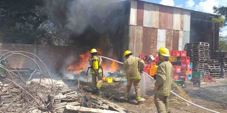 Corrientes: Rescataron a varias personas de un incendio en un depósito