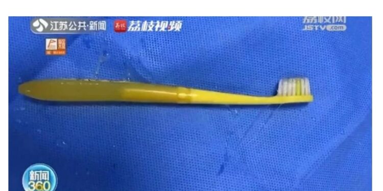 Se levantó medio dormido y casi muere al tragarse su cepillo de dientes