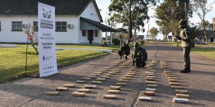 Incautaron droga en un camión de encomiendas en Tapebicuá