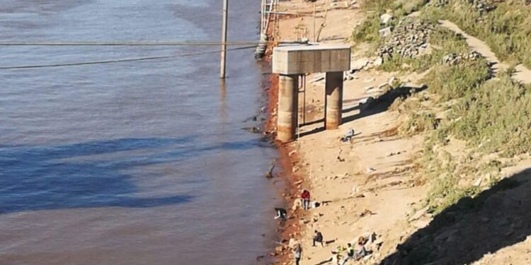 Bajante del Paraná: personas cruzan caminando de Argentina a Paraguay