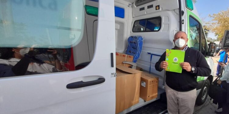 Valdés entregó una nueva ambulancia para Esquina