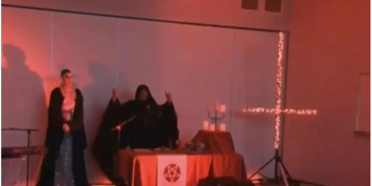 Por error, un noticiero transmitió un ritual satánico en vivo