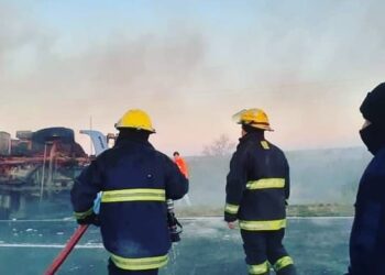 Mercedes: Camión volcó y se incendió la carga de algodón que llevaba