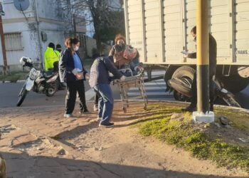 Corrientes: Intentó adelantarse a un camión y quedó atrapada