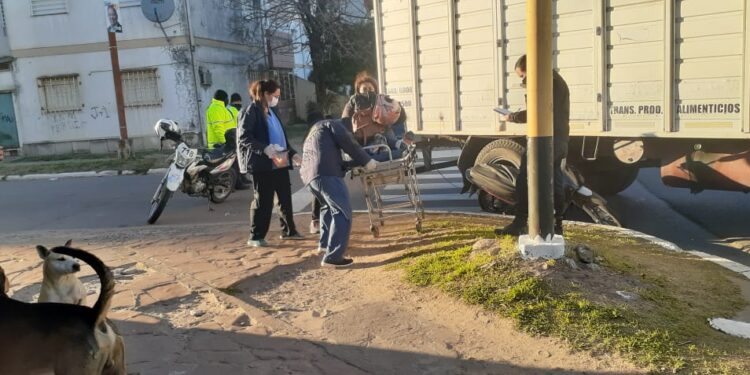 Corrientes: Intentó adelantarse a un camión y quedó atrapada