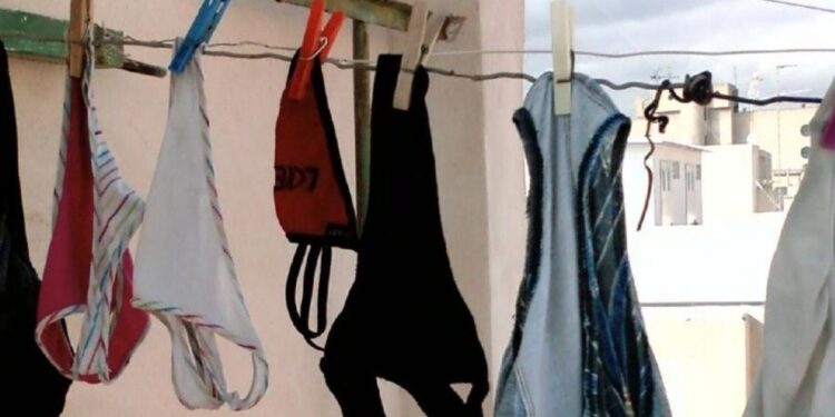 Llamó al 911 y denunció a la vecina por colgar tangas para seducir a su marido