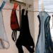 Llamó al 911 y denunció a la vecina por colgar tangas para seducir a su marido