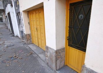 Rosario: Hallan a una mujer asesinada a puñaladas adentro de un ropero y detienen a su hijo