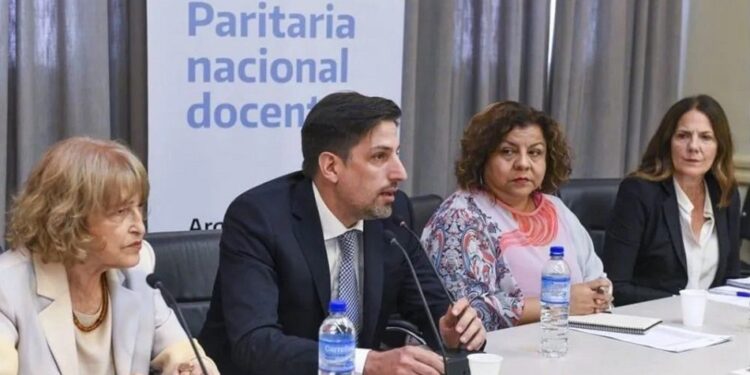 Nación fijó un incremento del 45,5 % para el salario docente