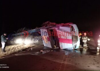 Rescataron a un camionero tras volcar en Monte Caseros