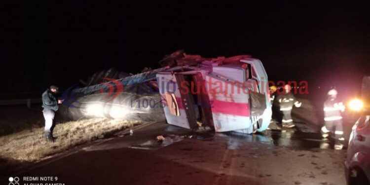 Rescataron a un camionero tras volcar en Monte Caseros