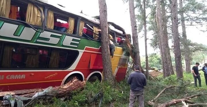 Misiones: un muerto y varios heridos tras despistar un micro