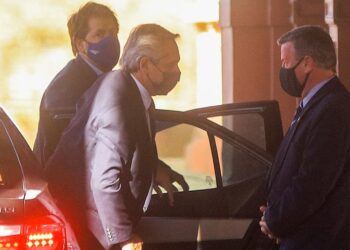 El Presidente se reúne con los ministros que no renunciaron para definir el futuro del Gabinete