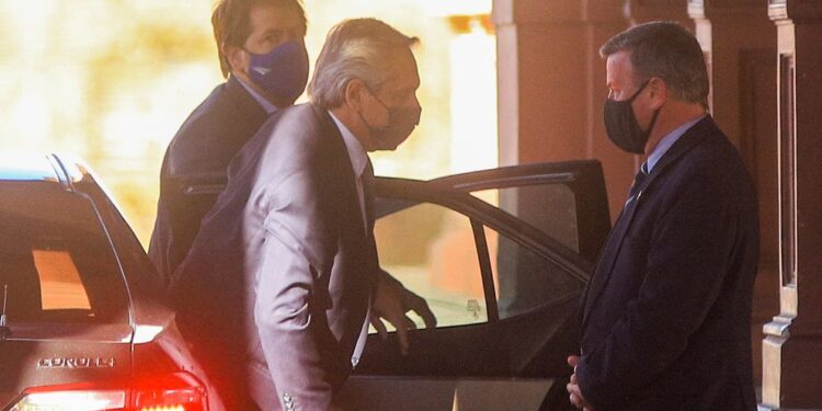El Presidente se reúne con los ministros que no renunciaron para definir el futuro del Gabinete