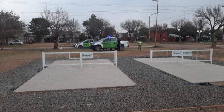 Increíble: roban el césped sintético de canchitas de fútbol en Corrientes