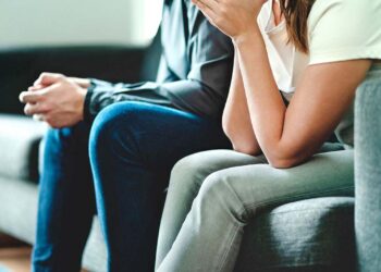 Su novio le pegó y ella le tiró el celular en la cabeza: él murió y la imputaron por homicidio