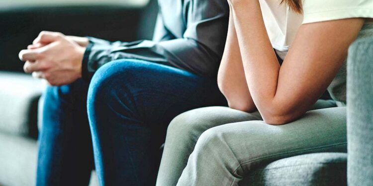 Su novio le pegó y ella le tiró el celular en la cabeza: él murió y la imputaron por homicidio