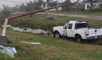 Esquina: una camioneta atropelló una columna
