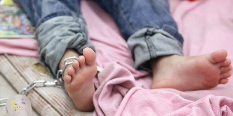 Drogaba a sus hijas de 11 y 8 años para que las violaran su pareja y su cuñado