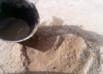 Un albañil trabajaba en un pozo negro y le cayó un balde de cemento en la cabeza: quedó internado