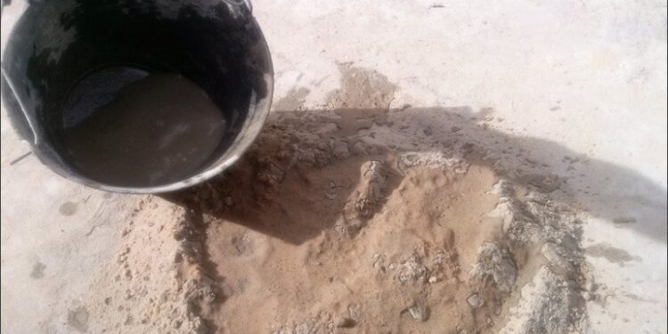 Un albañil trabajaba en un pozo negro y le cayó un balde de cemento en la cabeza: quedó internado