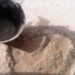 Un albañil trabajaba en un pozo negro y le cayó un balde de cemento en la cabeza: quedó internado