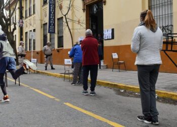 Solo en Argentina: un hombre escapó corriendo de una escuela para no ser presidente de mesa